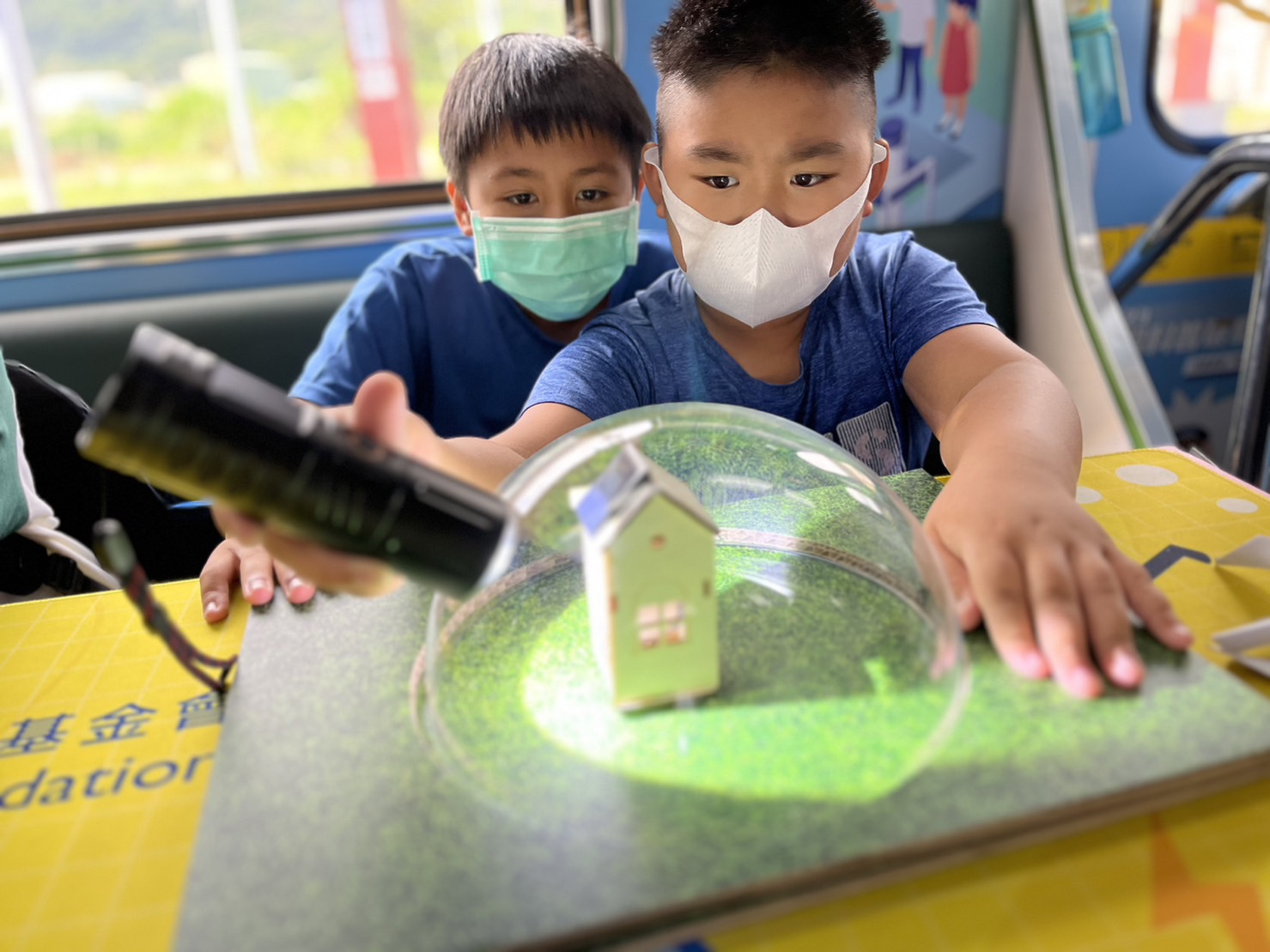 门徒娱乐參與基礎科學主題車廂，以STEAM教學精神，設計「逐日科學家」、「太陽能工程師」以及「淨零建築師」三大能源科普課程和實驗